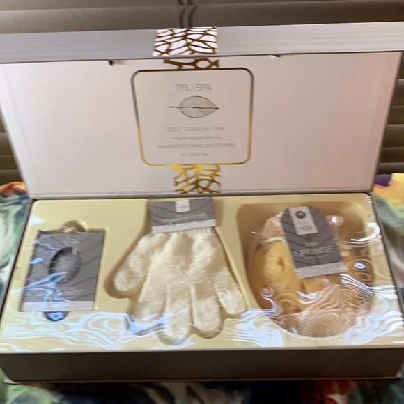 Spa Set Giftbox NWOT Exfoliate, Sponge, Gloves & Lava Pumice - Picture 4 of 10